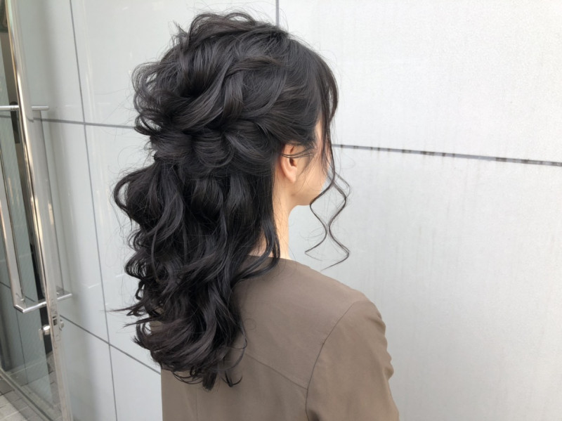 ミディアムヘアにおすすめ 日常 結婚式にも使える ハーフアップ お団子など まとめ髪 簡単アレンジ10選 Anna アンナ