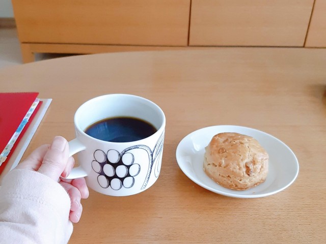 コーヒーとパンの画像