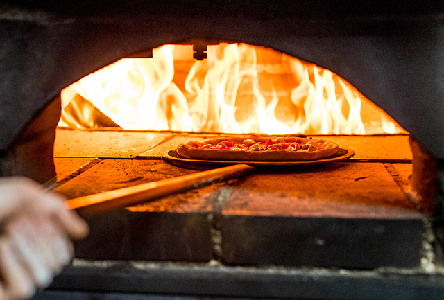 薪窯で焼き上げているピザ