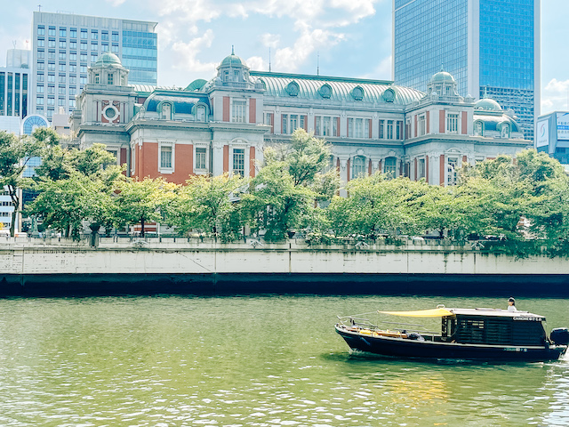 大阪市中央公会堂と船