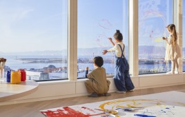 窓に絵を描く子どもたち