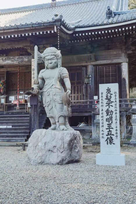 炎髪不動明王像の石像