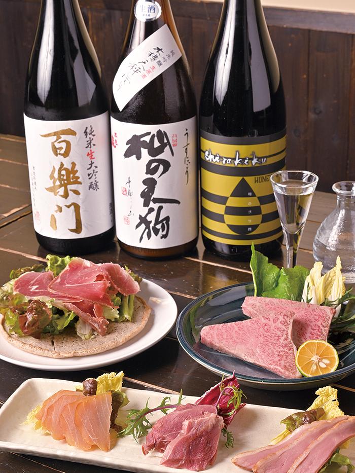 手前から『自家製スモーク(カジキ・鹿・合鴨)』、『黒毛和牛のヒウチ』、ソバ粉のパンケーキピザ風 生ハムのせ