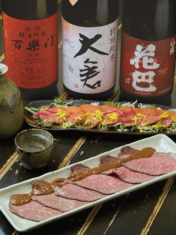 手前から黒毛和牛のローストビーフ、ニジマスのスモーク