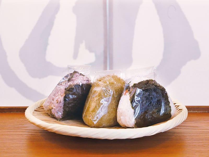 左から古代米、とろろ昆布、鮭