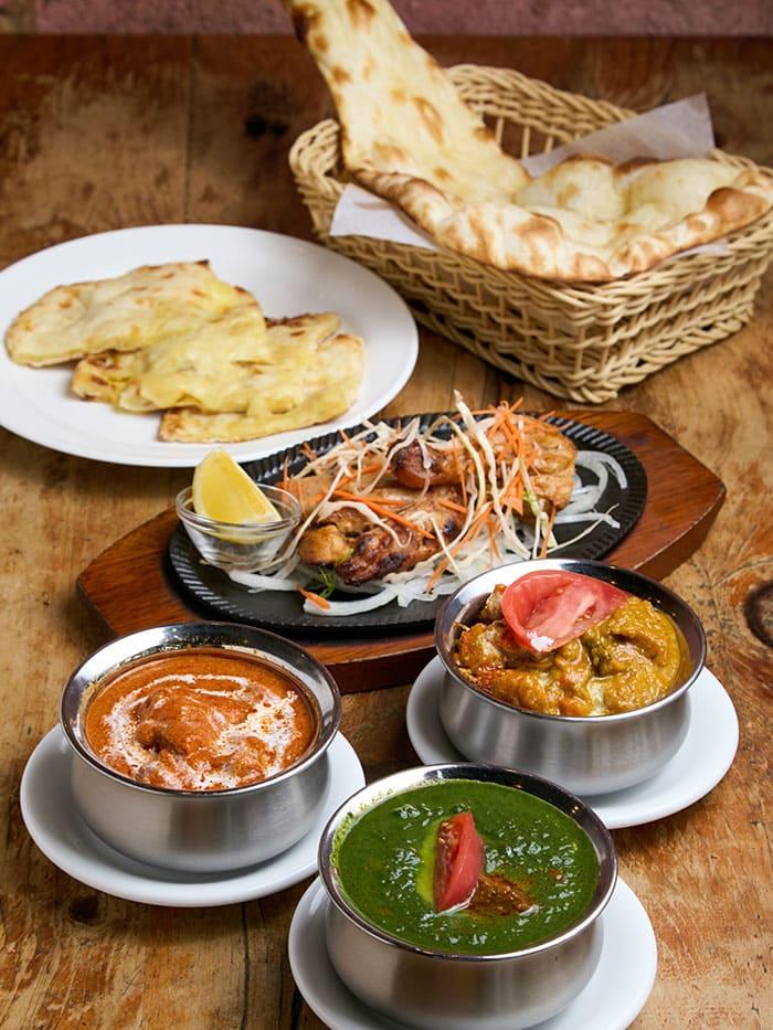 (写真下から)ほうれん草カレー、バターチキンカレー、野菜カレー、タンドリーチキン、チーズナン、ナン