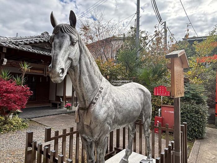 許波多神社神馬像