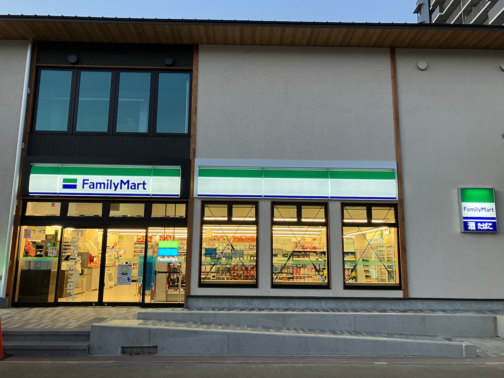 ファミリーマート 彩 都 西 駅前 店
