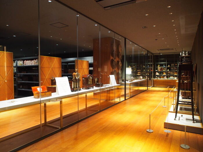 ガラス越しに見られる収蔵室